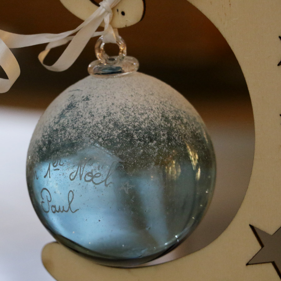 Boule de Noël en verre gravée prénom enfant