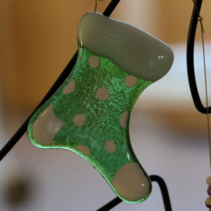 botte en verre à suspendre dans le sapin couleur verte