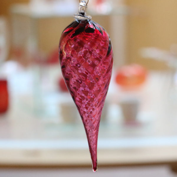 boule de noel en verre cotelee fushia