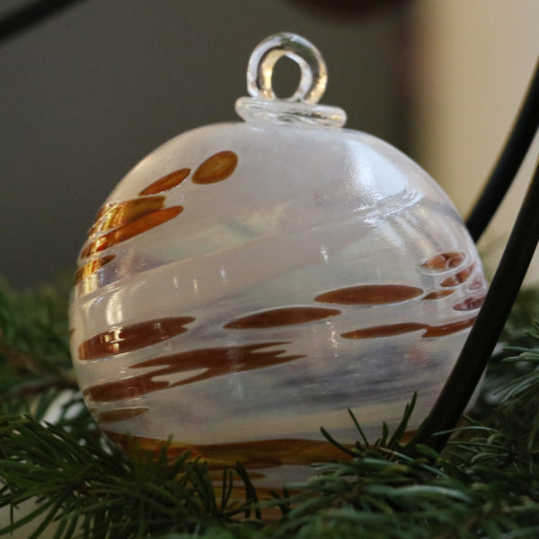 boule de noel en verre à grains rouge jaune