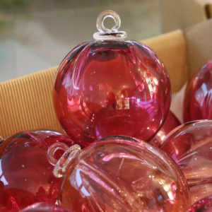 boule de noel en verre pincée rose