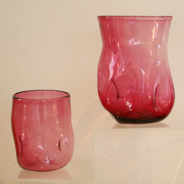 gobelet cabossé en verre soufflé fushia