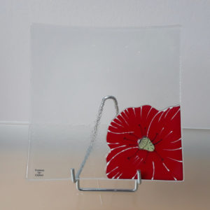 assiette en verre rouge motif coquelicot fait main