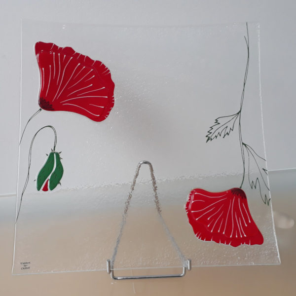 plat en verre rouge coquelicot