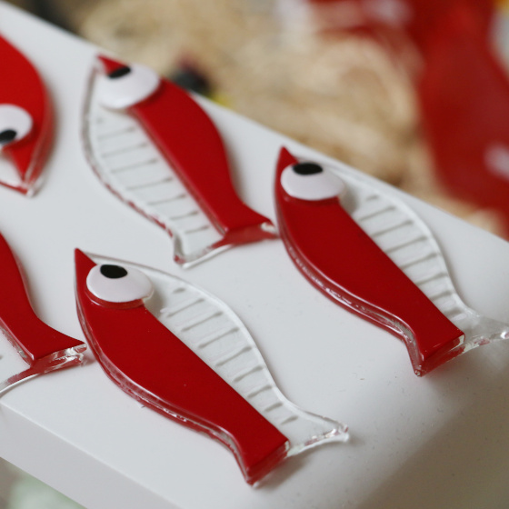 porte couteau rouge poisson en verre decoration paques